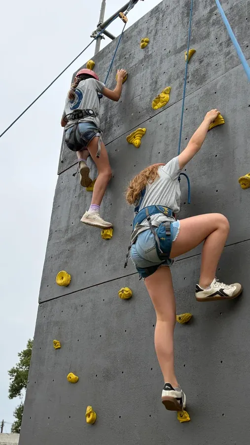 Crianças a subir a parede de escalada