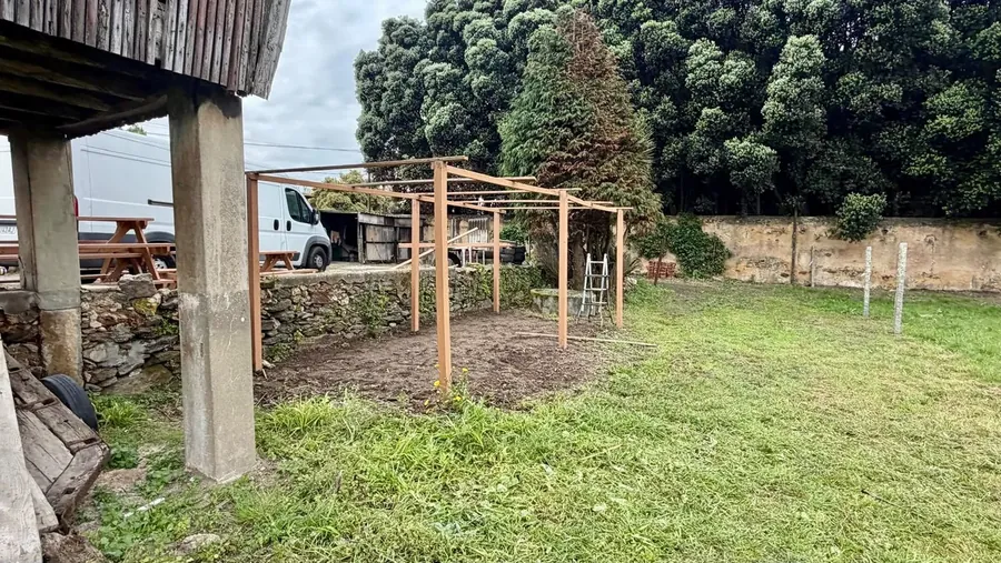A estufa e a estrutura de madeira da quinta